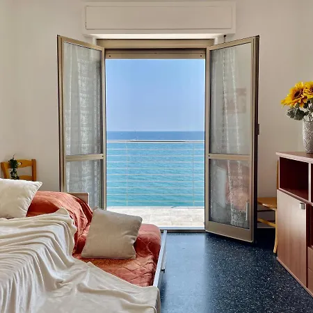 Fronte Il Trampolino Sul Mare Con A/c شقة *