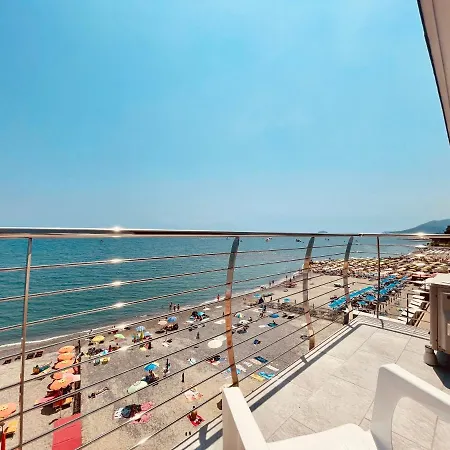 Fronte Il Trampolino Sul Mare Con A/c شقة